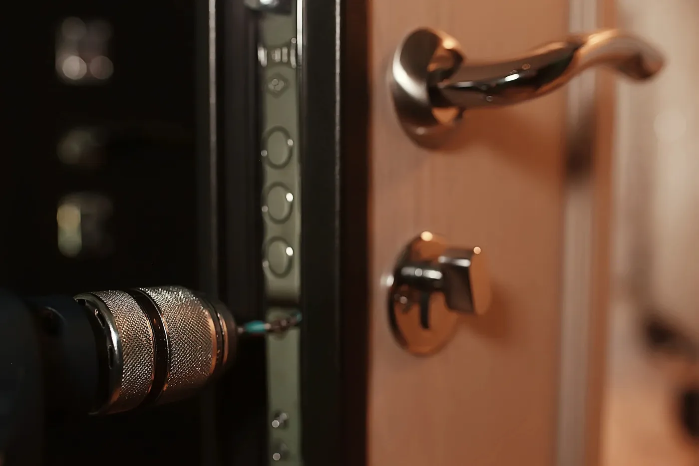 Serrure multipoints sur une porte blindée métallique